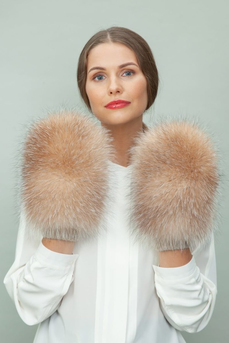 beige wool mittens with golden fox fur